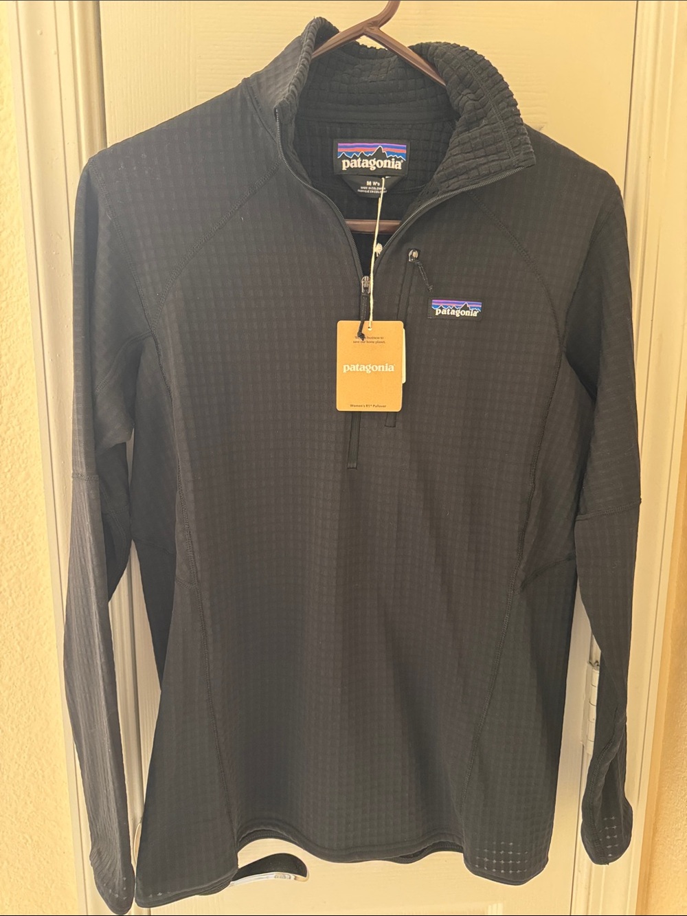 NWT Patagonia R1 Pullover Black Half-Zip - Medium Women’s